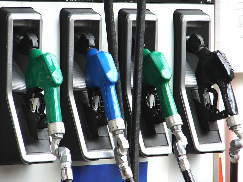 Average U.S. gasoline prices resume slide, hit 10-month low
